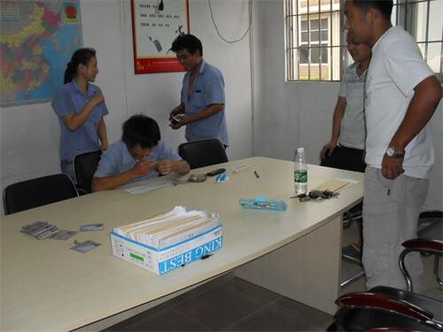 美科美员工领工资